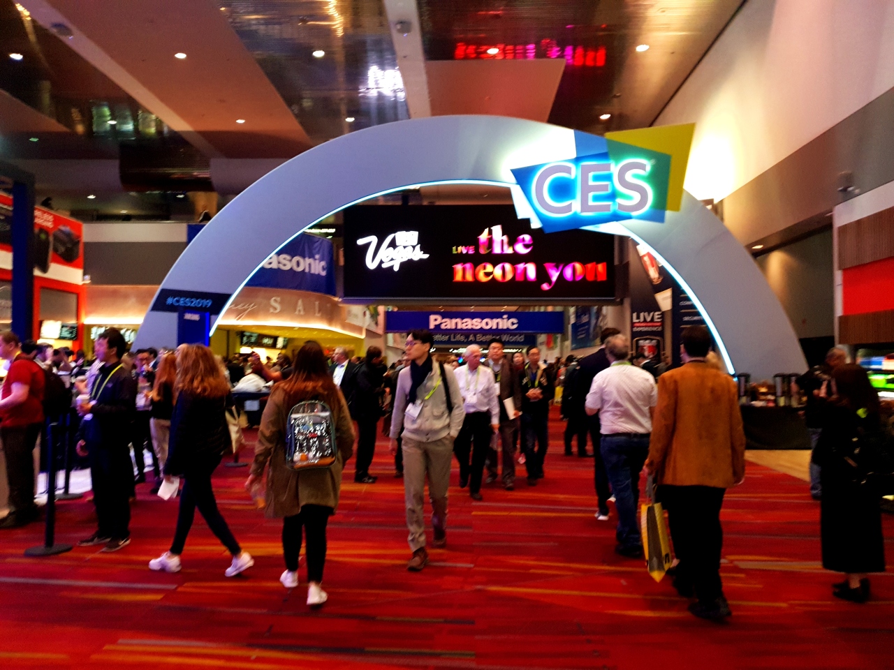 Visitors walk around in the Las Vegas Convention Center in January 2019. (Photo by Song Su-hyun/The Korea Herald)