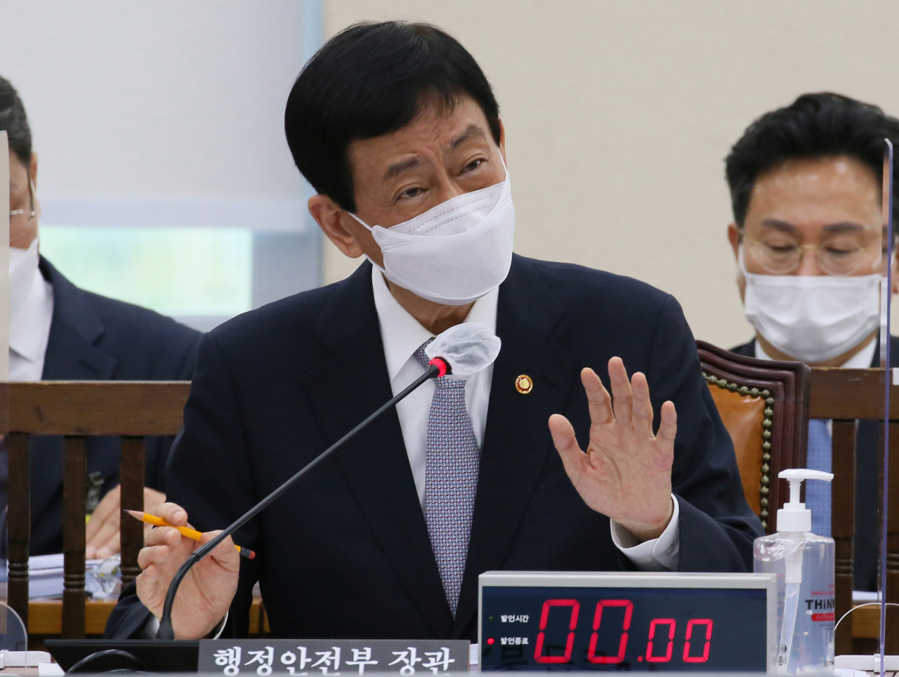 This file photo shows Interior and Safety Minister Chin Young. (Yonhap)