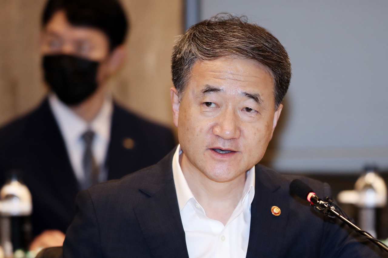 Minister of Health and Welfare Park Neung-hoo attends a meeting of the investment management committee of the National Pension Service in Seoul in July. (Yonhap)