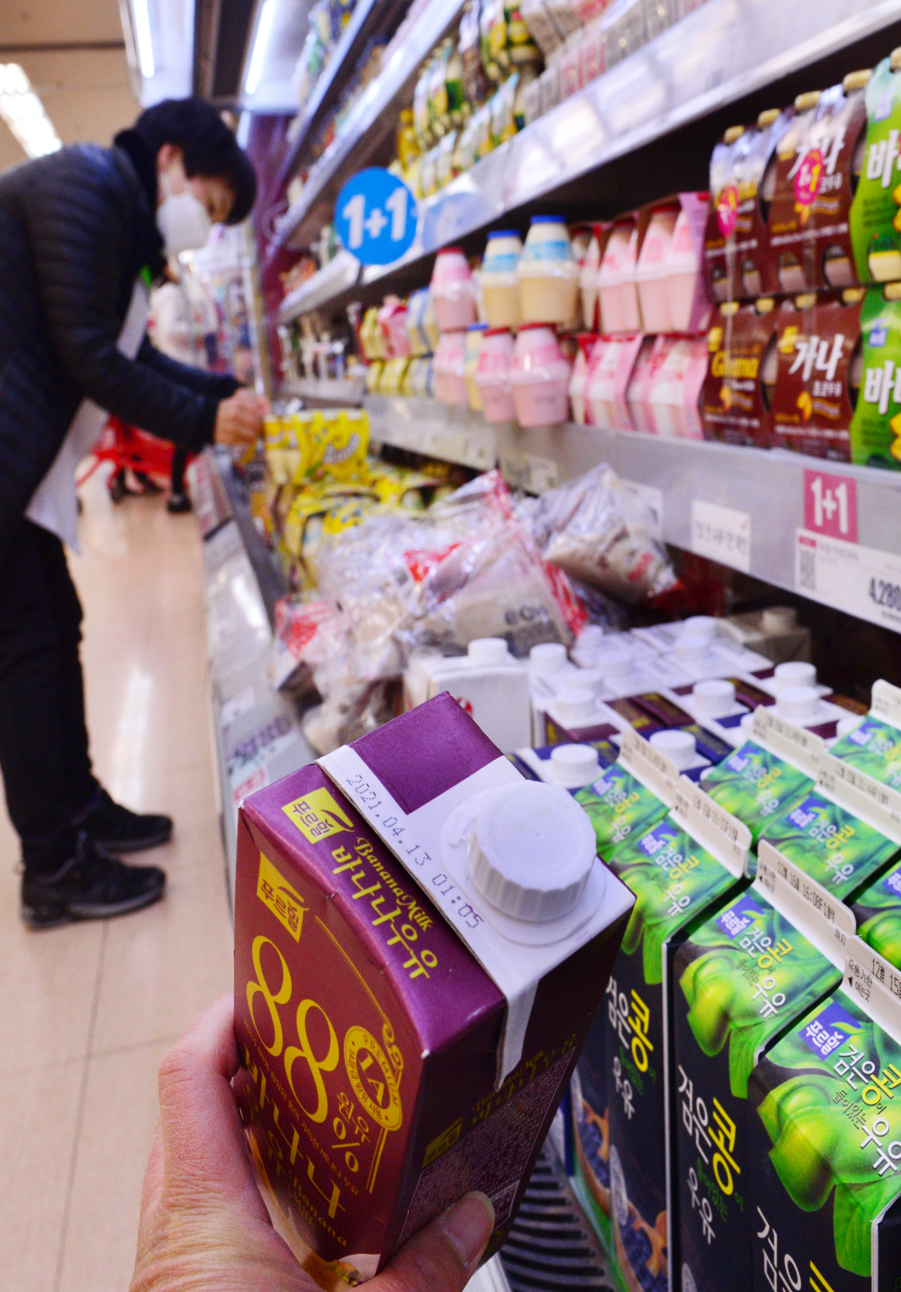 Milk products have sell-by dates on the bottles. (Park Hyun-koo/The Korea Herald)