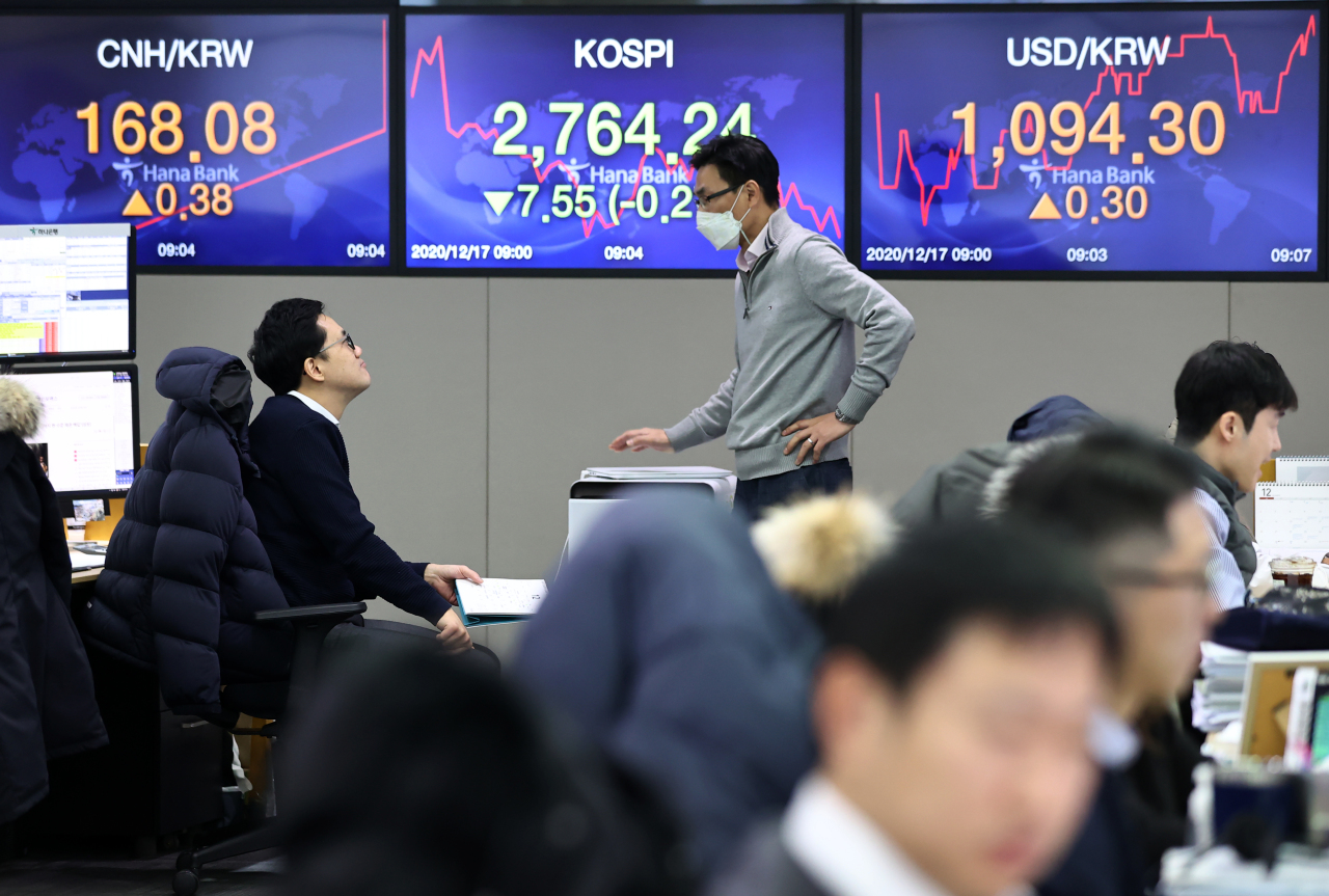 The benchmark Korea Composite Stock Price Index (Kospi) figures are displayed at a dealing room of a local bank in Seoul, Thursday. (Yonhap)