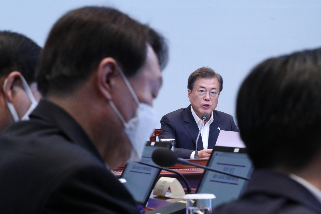 President Moon Jae-in (right) speaks during an anti-corruption policy meeting in June, which Presecutor General Yoon Seok-youl (left) participated. (Yonhap)