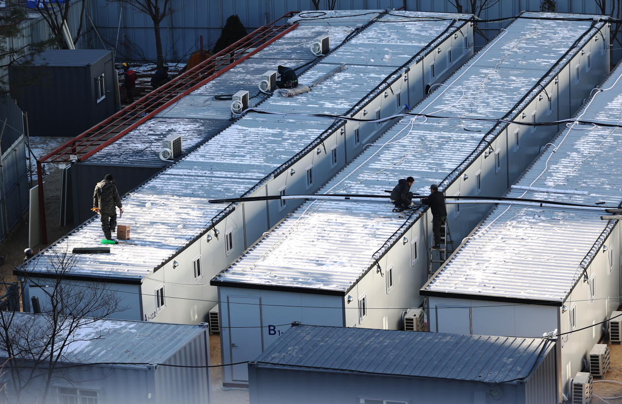 Seoul is setting up COVID-19 wards built from shipping containers in an effort to ease hospital bed shortages. (Yonhap)