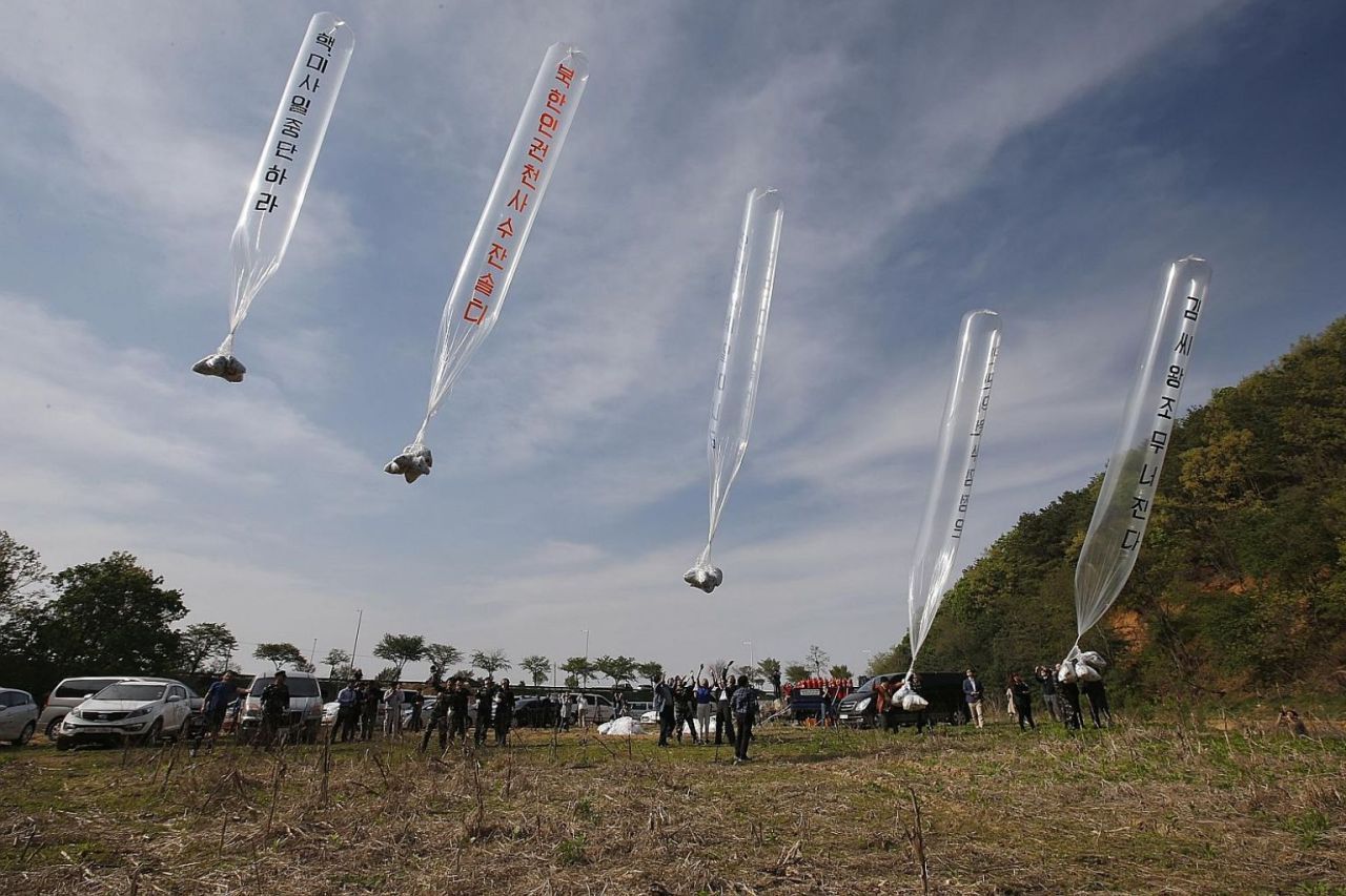 Civic groups run by defectors in South Korea send balloons containing anti-North Korea leaflets, along with food and medicine, near the inter-Korean border in Paju, Gyeonggi Province, April 2, 2016. (Yonhap)