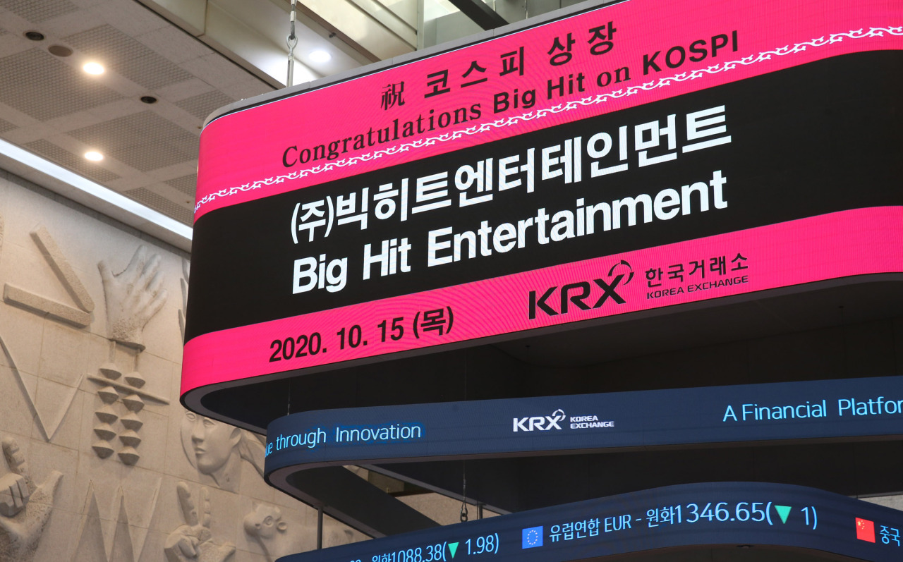 An electric board at the Korea Exchange shows Big Hit Entertainment’s market debut on the nation’s main bourse, Kospi, Oct. 15. (Korea Exchange)