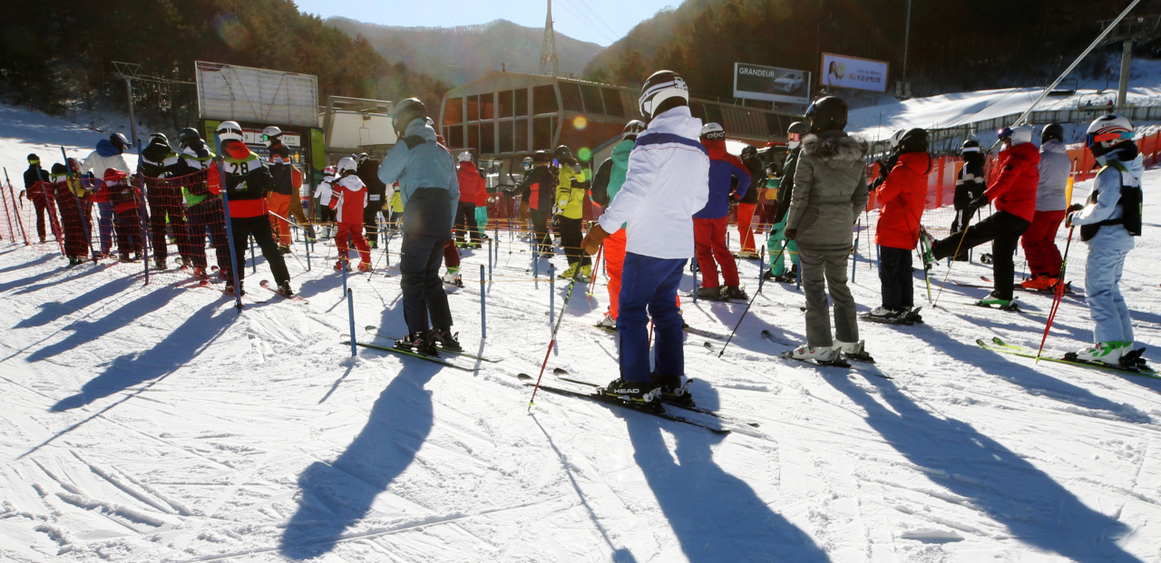 Skiers wait in line for a lift at a ski slope in Pyeongchang, Gangwon Province, on Monday. (Yonhap)