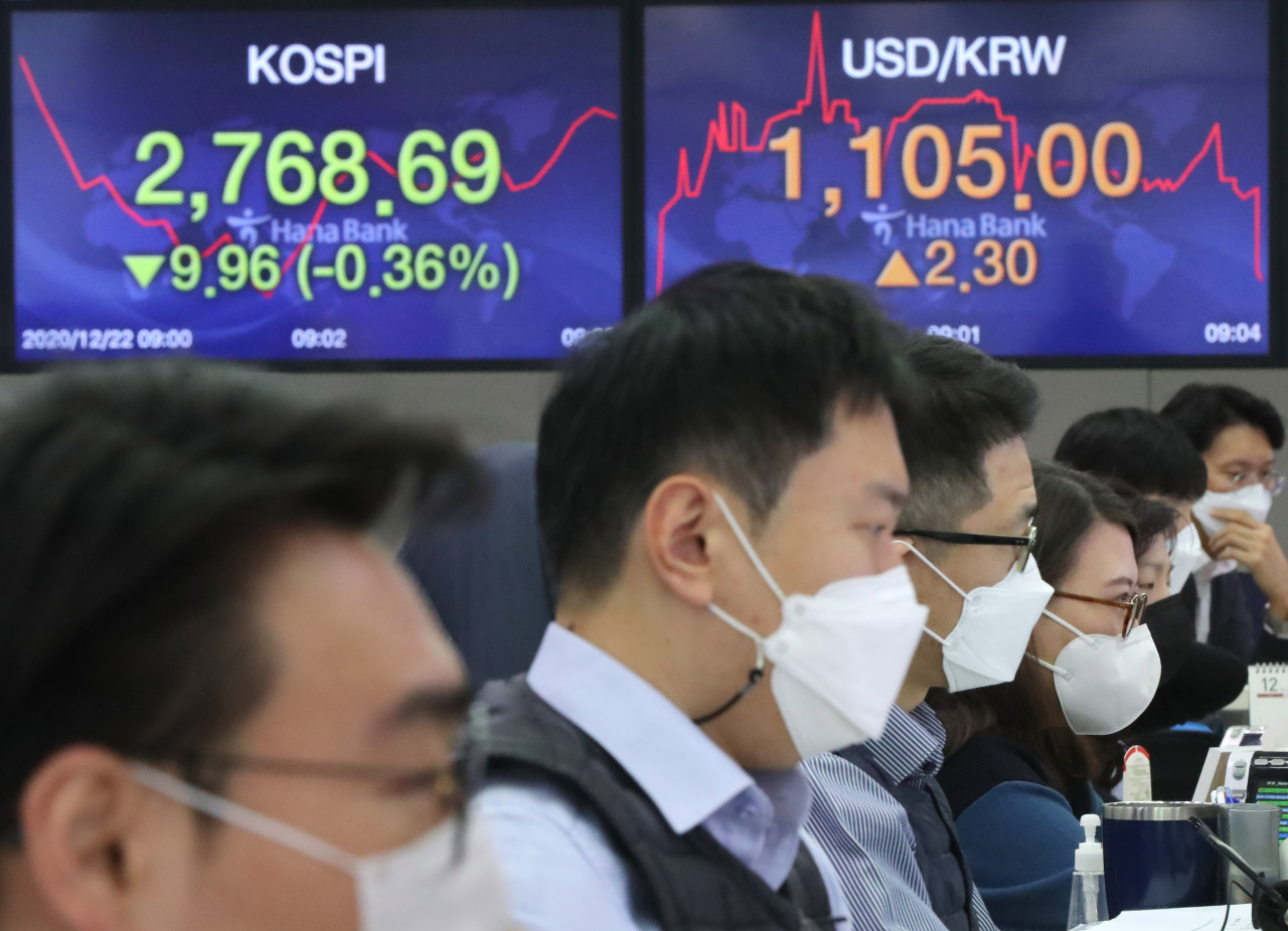 The benchmark Korea Composite Stock Price Index (Kospi) figures are displayed at a dealing room of a local bank in Seoul, Tuesday. (Yonhap)