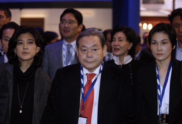 Late Samsung Group Chairman Lee Kun-hee (center) visits the Consumer Electronics Show with his family members, including his daughters -- Lee Boo-jin (left) and Lee Seo-hyun (right) -- in 2010 in Las Vegas. (Yonhap)