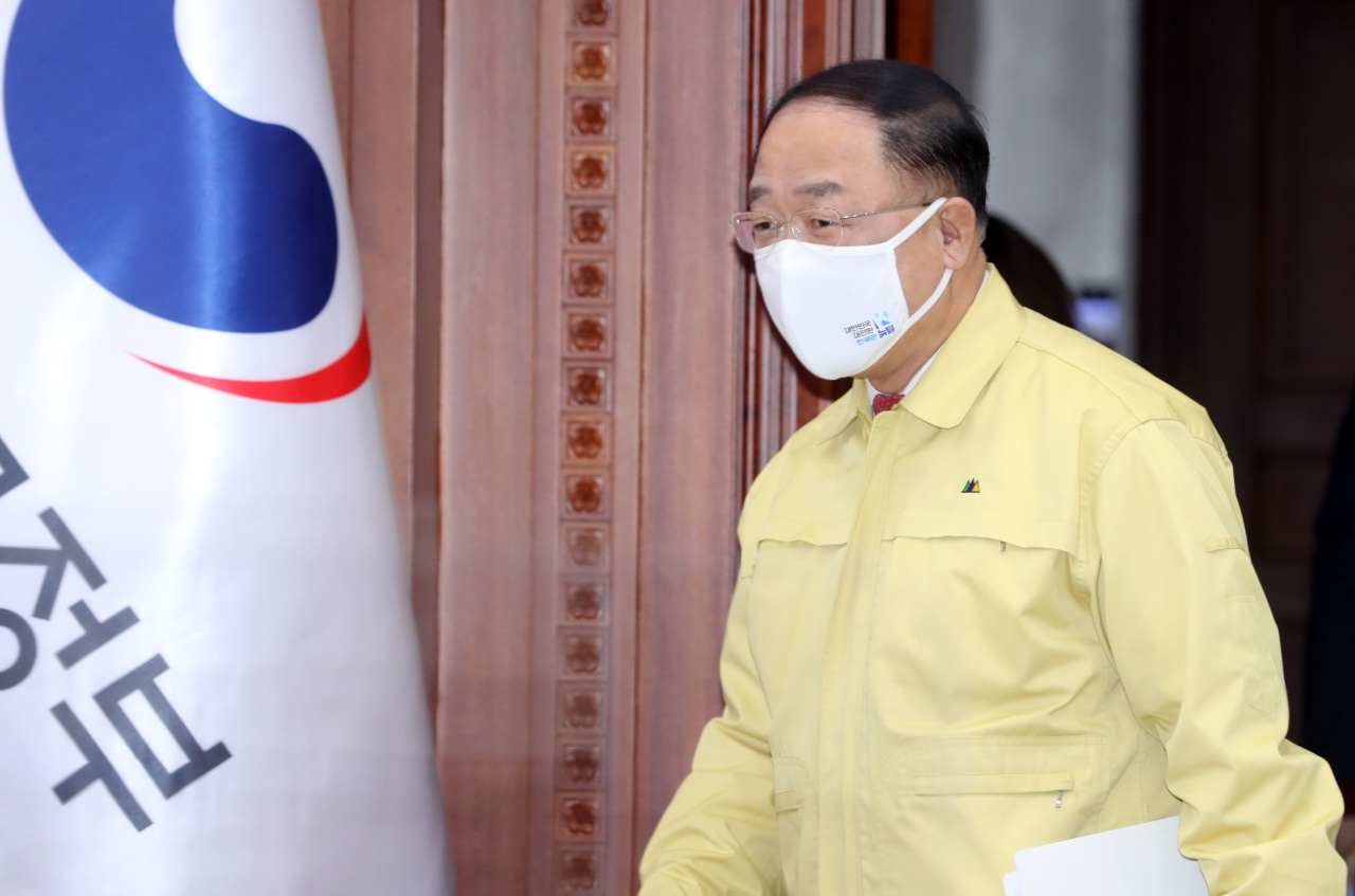 Deputy Prime Minister and Finance Minister Hong Nam-ki is entering a meeting room at Seoul Government Complex to discuss New Deal Fund development on Wednesday. (Yonhap)