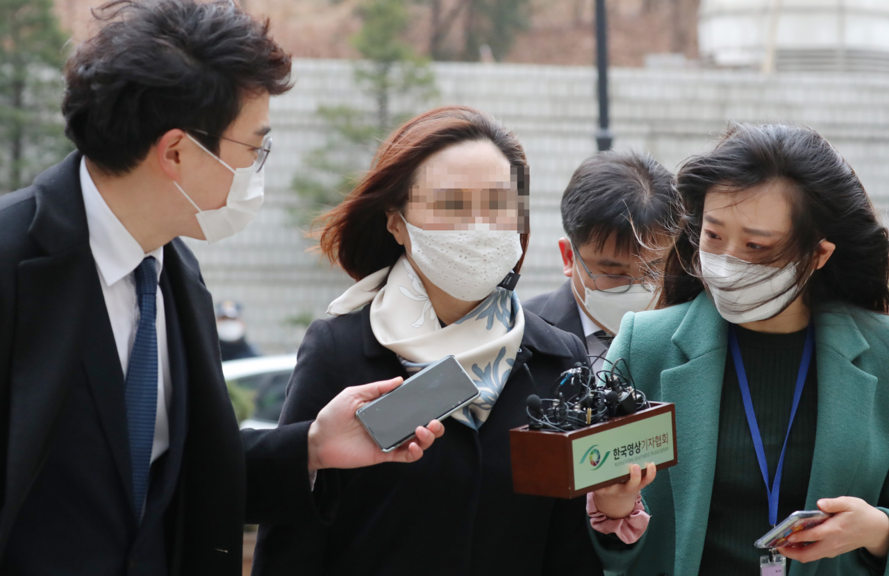 Chung Kyung-sim, the wife of former Justice Minister Cho Kuk, arrives at the Seoul Central District Court on Wednesday. (Yonhap)