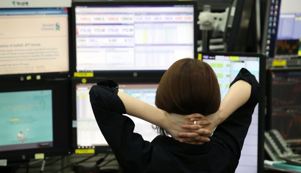 A female dealer monitors foreign currency trading at KEB Hana Bank’s headquarters in Seoul.(Yonhap)