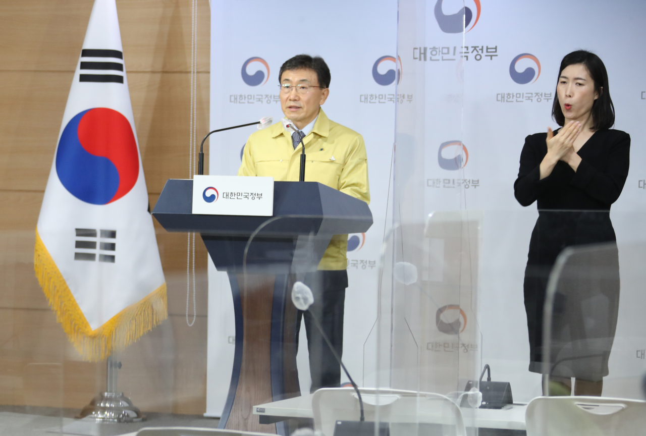 Minister of Health and Welfare Kwon Deok-cheol speaks during a press briefing Sunday, in which he announced the government will extend the Level 2.5 social distancing rules in the capital region until Jan. 3. (Yonhap)