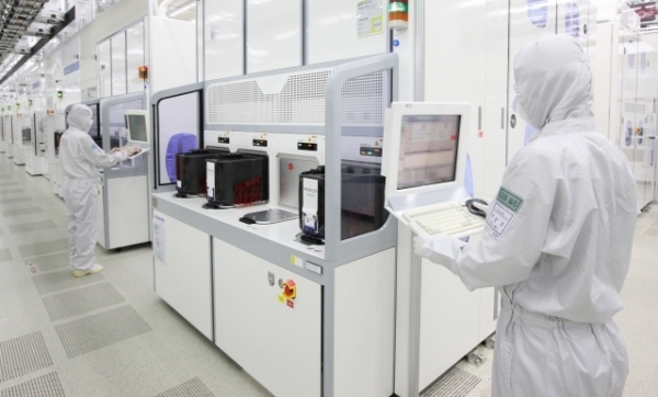 A Samsung Electronics semiconductor production line in Hwaseong, Gyeonggi Province. (Samsung Electronics)