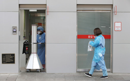 This photo taken on Monday, shows medical staff heading toward negative pressure rooms for patients with infectious illnesses at a hospital in Goyang, just north of Seoul. (Yonhap)