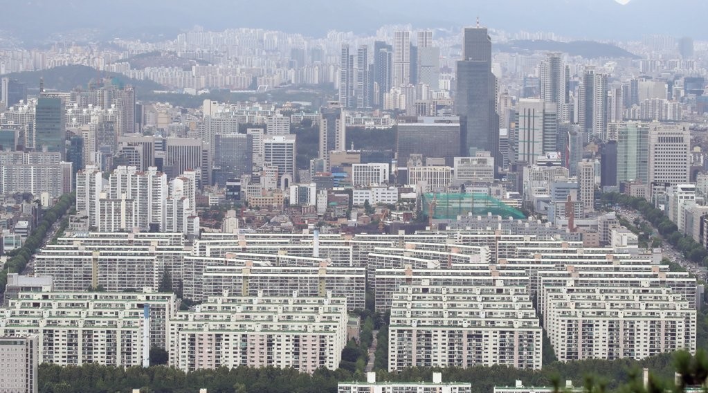 The photo shows apartment complexes in Seoul on July 28. (Yonhap)