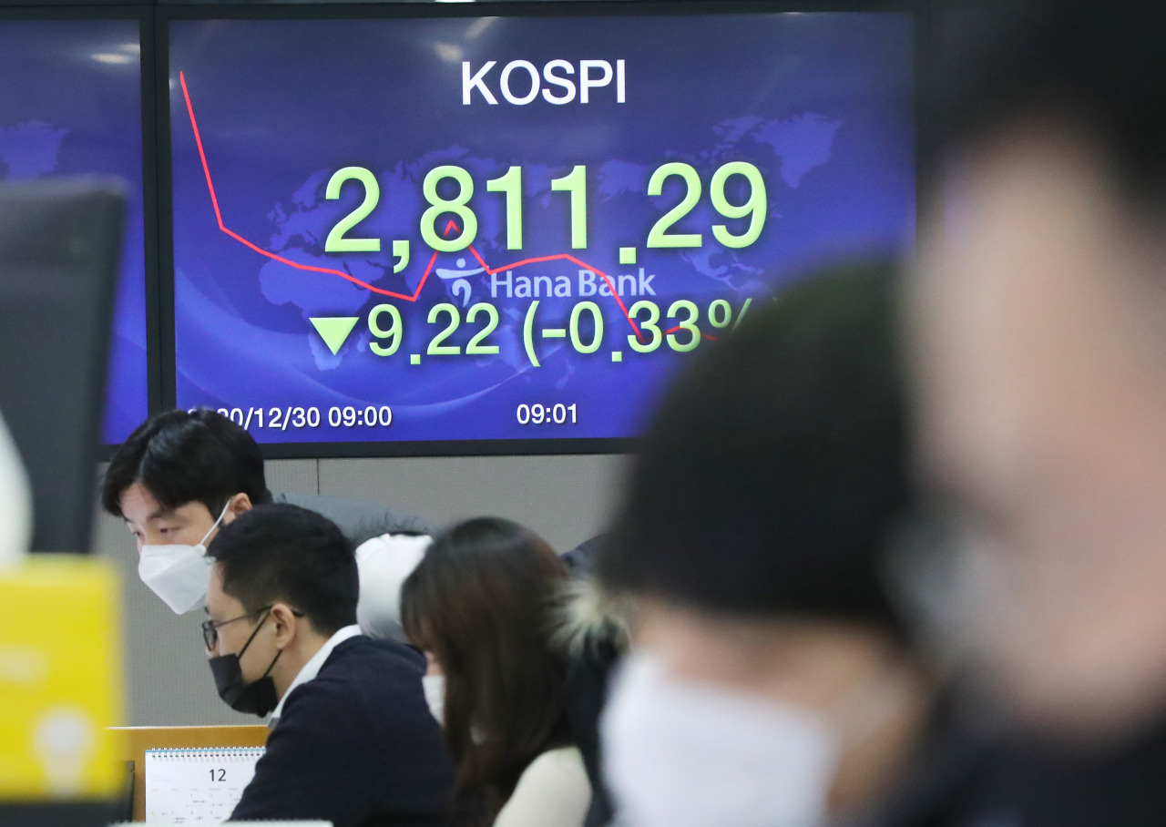 The benchmark Korea Composite Stock Price Index (Kospi) figures are displayed at a dealing room of a local bank in Seoul, Wednesday. (Yonhap)