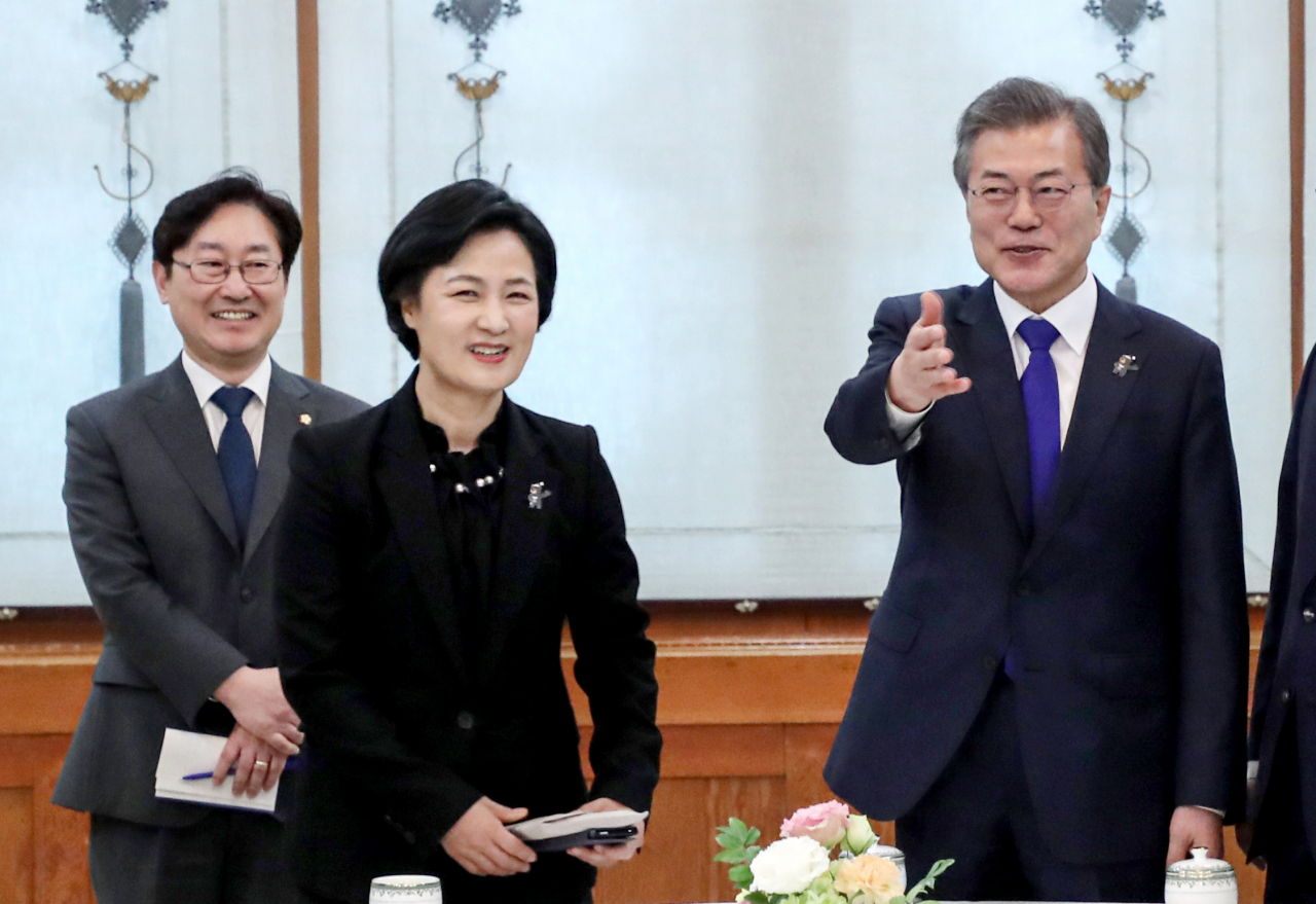 President Moon Jae-in talks with Choo Mi-ae (center), then Democratic Party leader, and Park Beom-kye (far left), then the party's spokesperson, during a party meeting in Seoul in this file photo taken in 2018. (Yonhap)