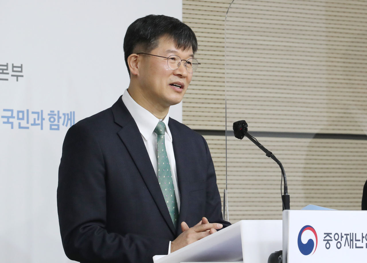 Health Ministry senior official Lee Gi-il speaks during a press briefing Thursday to announce the government will run another iteration of the state-run medical licensing exam in January. (Yonhap)