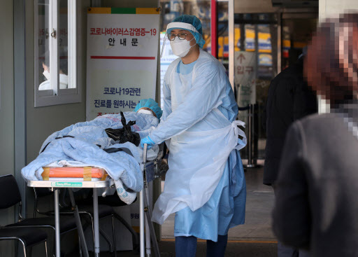 A doctor takes in a coronavirus patient at a hospital in Gwangju. (Yonhap)