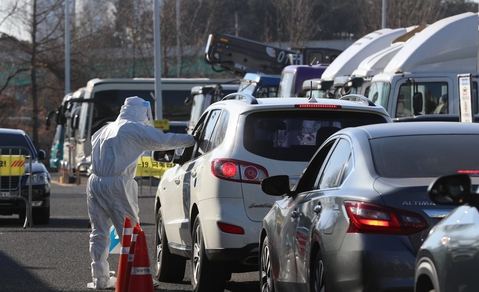 Cars wait in line for COVID-19 tests at an outdoor testing site in Goyang, west of Seoul, on Dec. 30, 2020. (Yonhap)