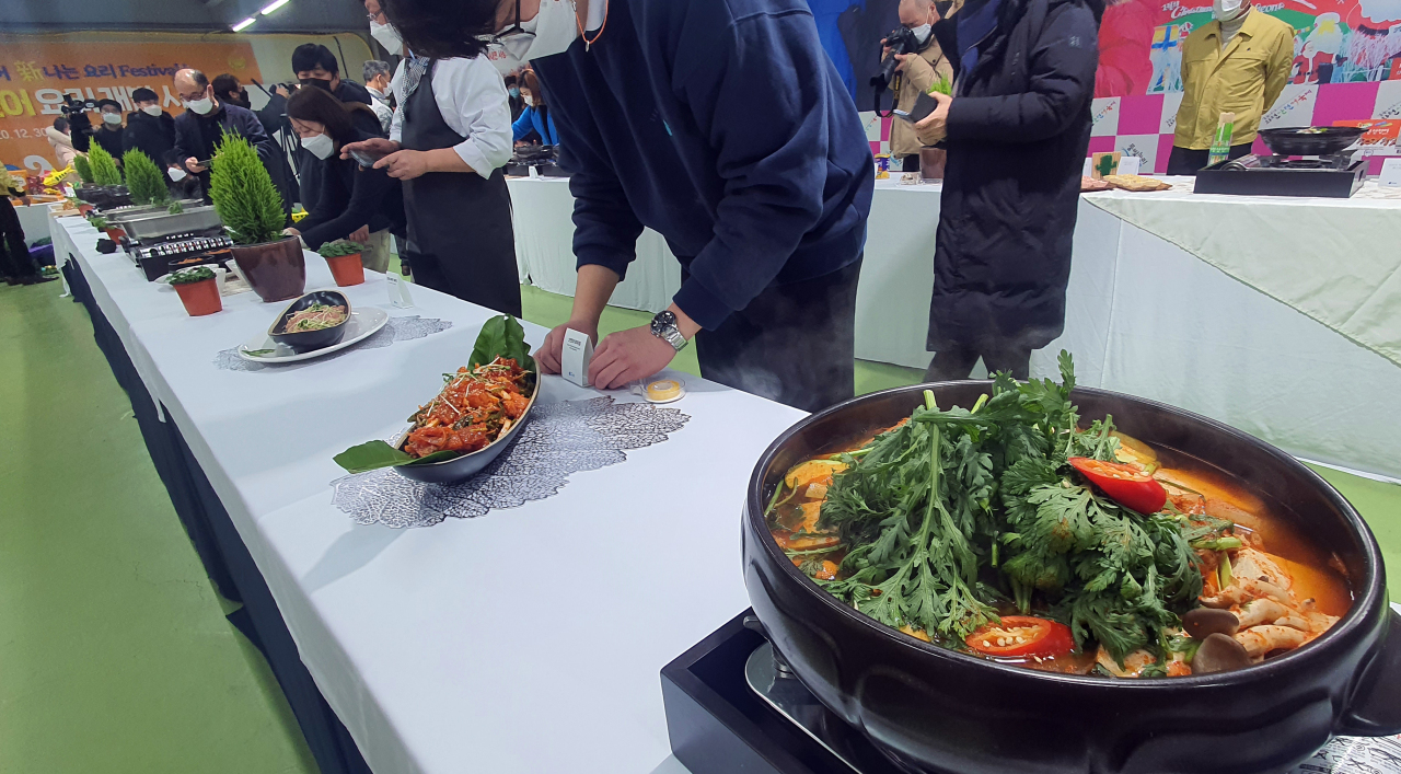 Hwacheon County holds a tasting event for various dishes made from trout on Dec. 30. (Yonhap)