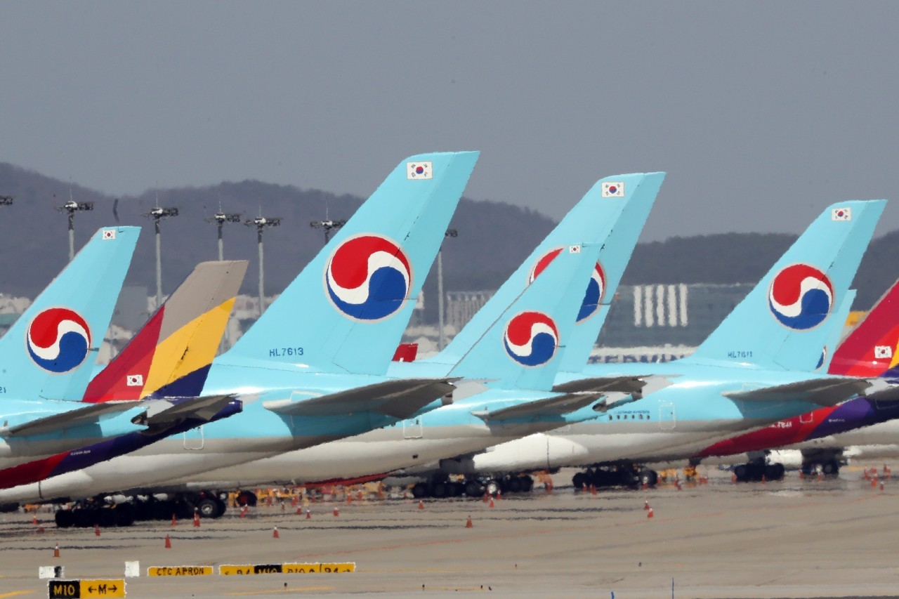 Aircrafts of Korean Air Lines and Asiana Airlines line up at Incheon International Airport (Yonhap)