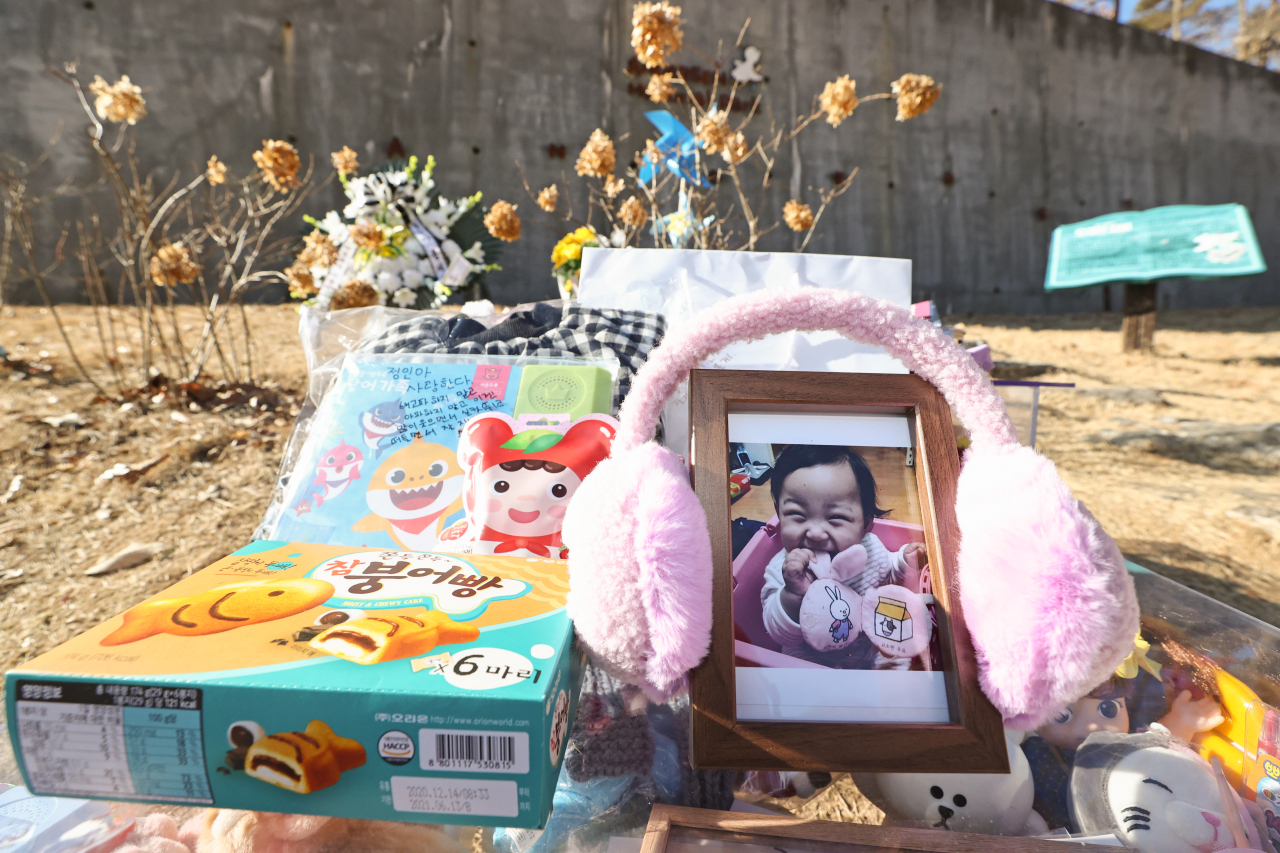 Mourning citizens place gifts and flowers on the toddler`s grave in Yangpyeong, Gyeonggi Province. (Yonhap)