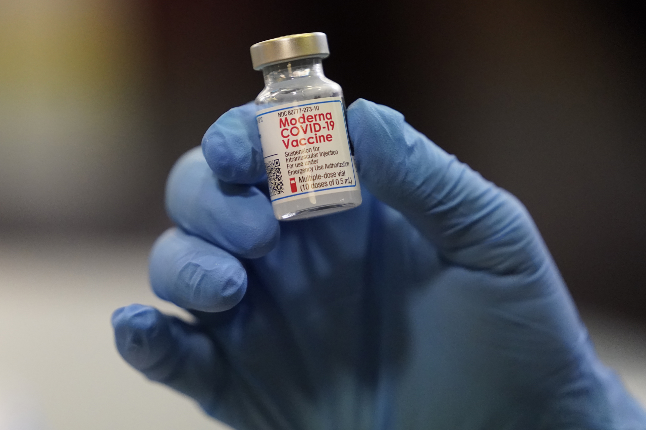 A vial of the Moderna COVID-19 vaccine is displayed at a pop-up vaccine clinic for EMS workers Center Tuesday, in Salt Lake City. (AP-Yonhap)
