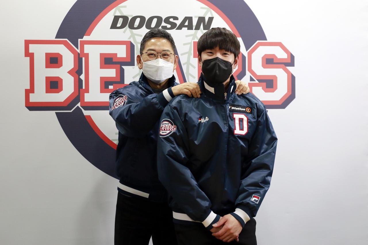 Kim Jae-ho of the Doosan Bears (right) poses with the club president, Chun Poong, after signing a new three-year deal to stay with the team. (Yonhap)
