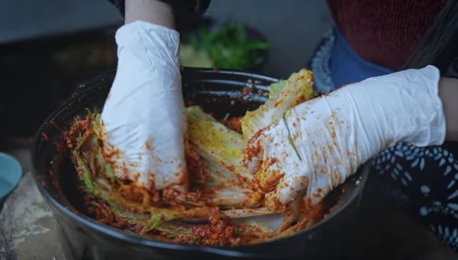 배추김치 담그면서 '중국음식'이라 설명한 중국 유튜버 리쯔치(리쯔치 유튜브 채널 동영상 캡처)