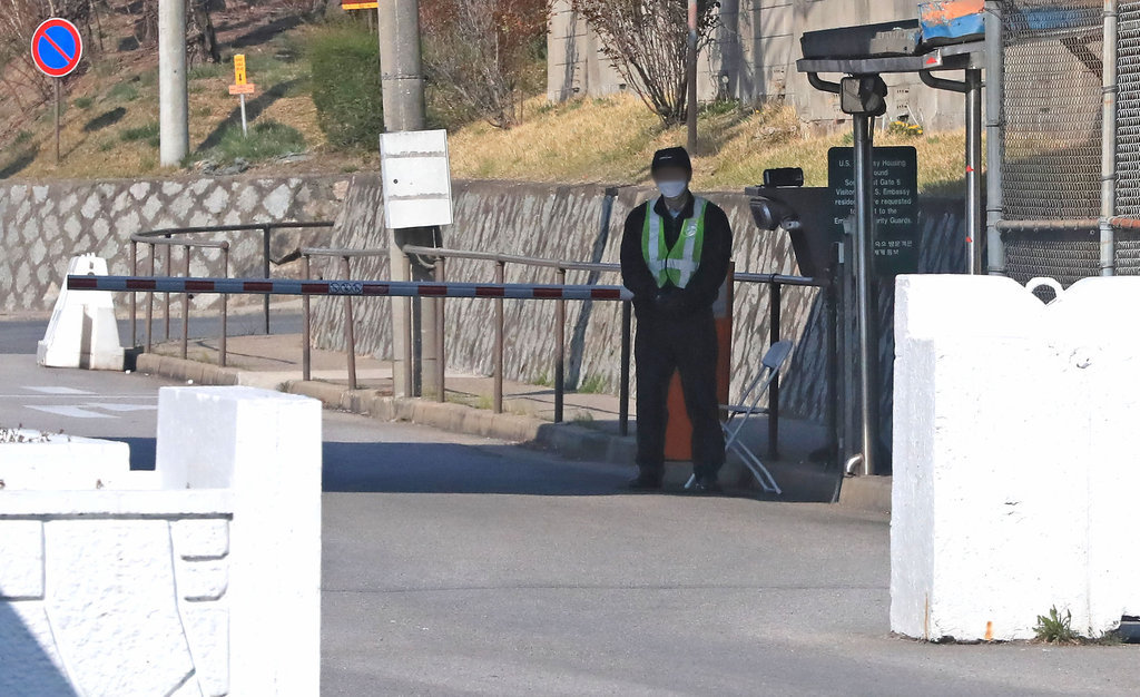 In this file photo, an employee of the US Forces Korea (USFK) is on duty at the entrance of the US Army's Yongsan Garrison in Seoul on March 31, 2020. (Yonhap)