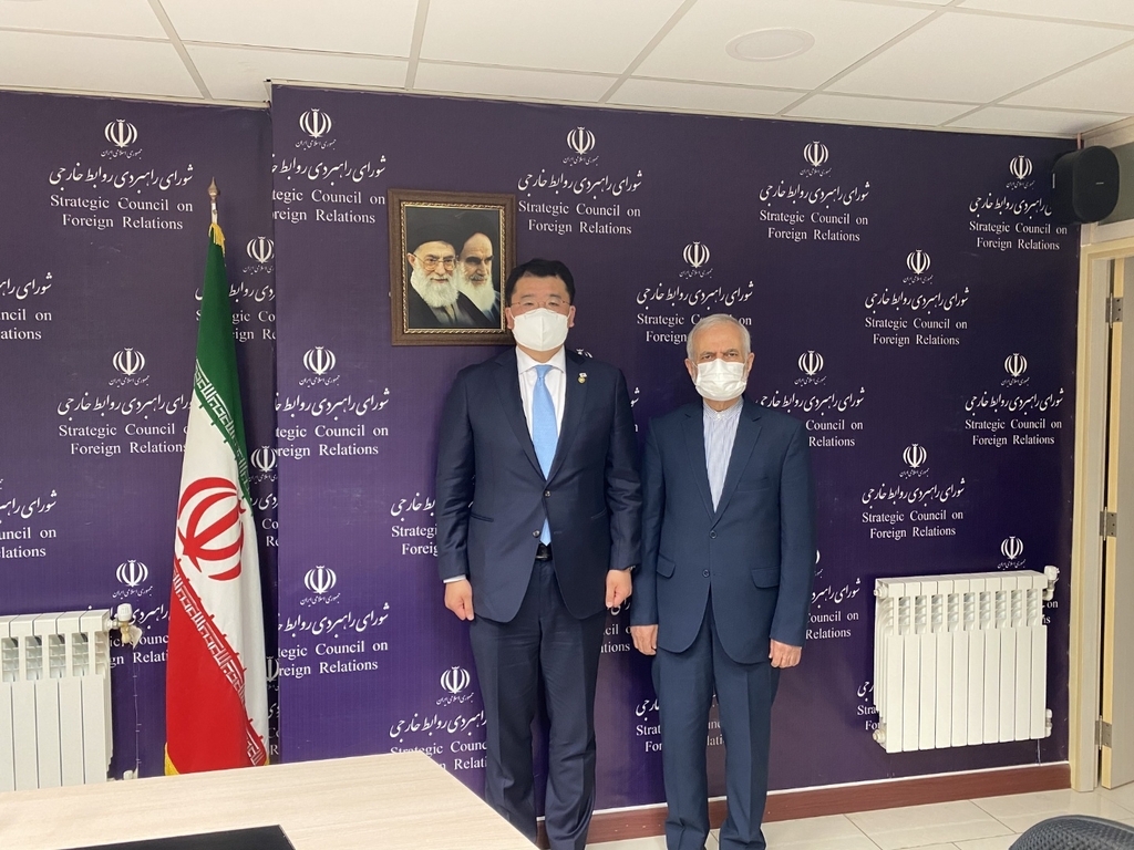 First Vice Foreign Minister Choi Jong-kun (L) is shown with Kamal Kharrazi, the head of Iran's Strategic Council on Foreign Relations, during his trip to Tehran this week, in this photo provided by Seoul's foreign ministry on Wednesday. (Ministry of Foreign Affairs)