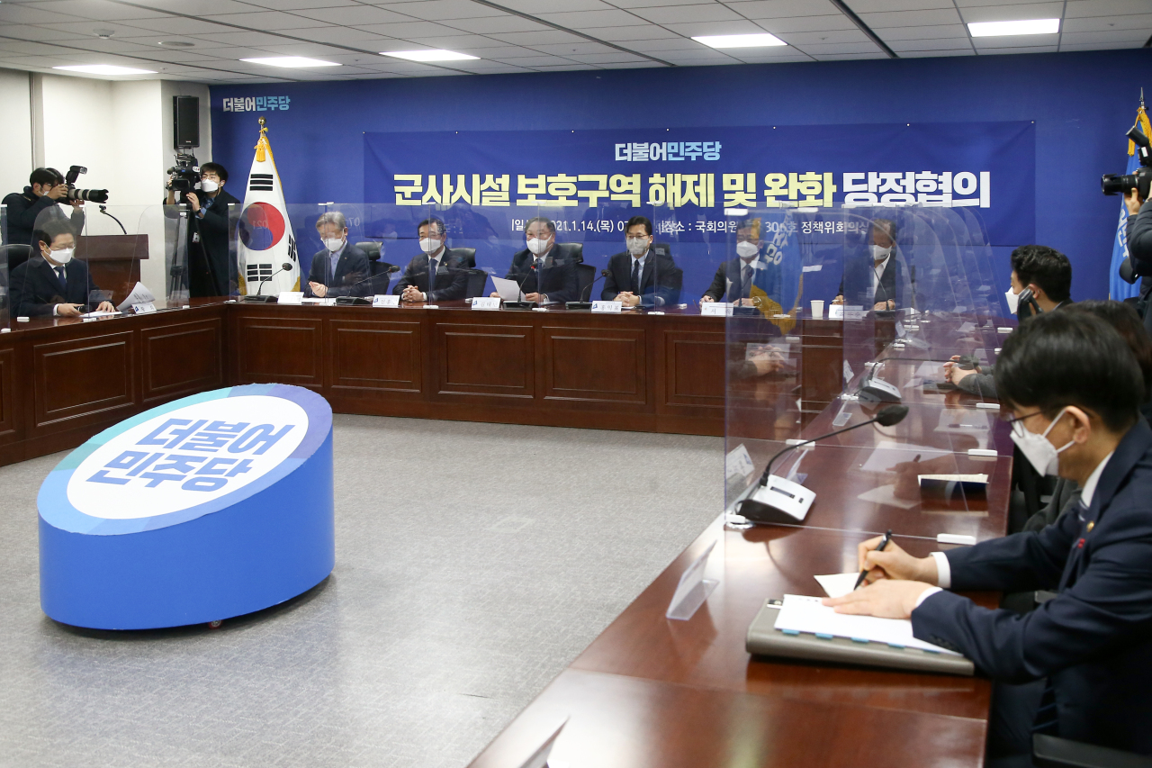 A government-ruling party consultation session is held at the National Assembly in Seoul on Thursday, on lifting development restrictions on some military installation protection zones. (Yonhap)