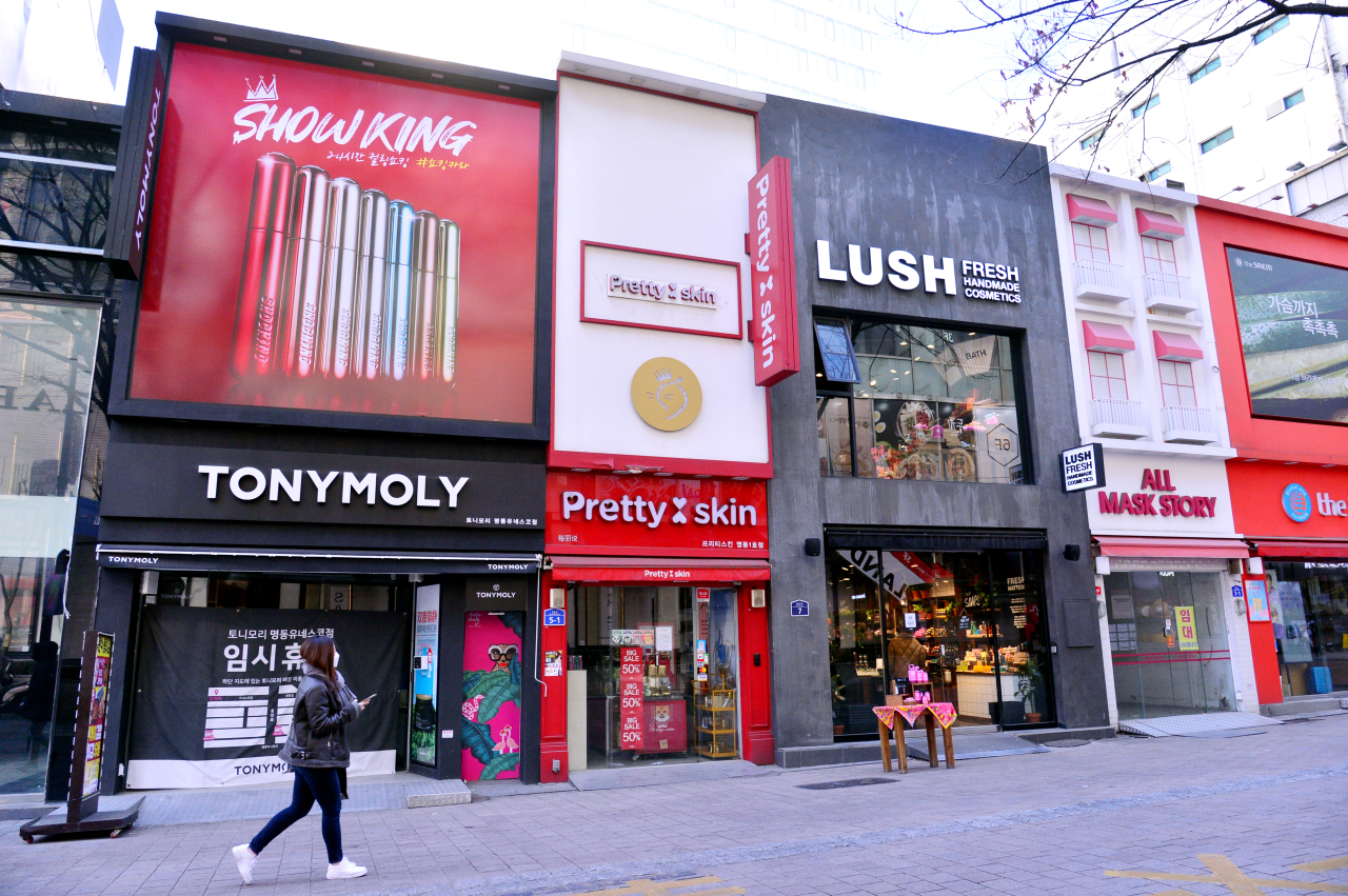 Four out of five beauty and skin care shops appear closed on a weekday afternoon in Myeong-dong. (Park Hyun-koo/The Korea Herald)