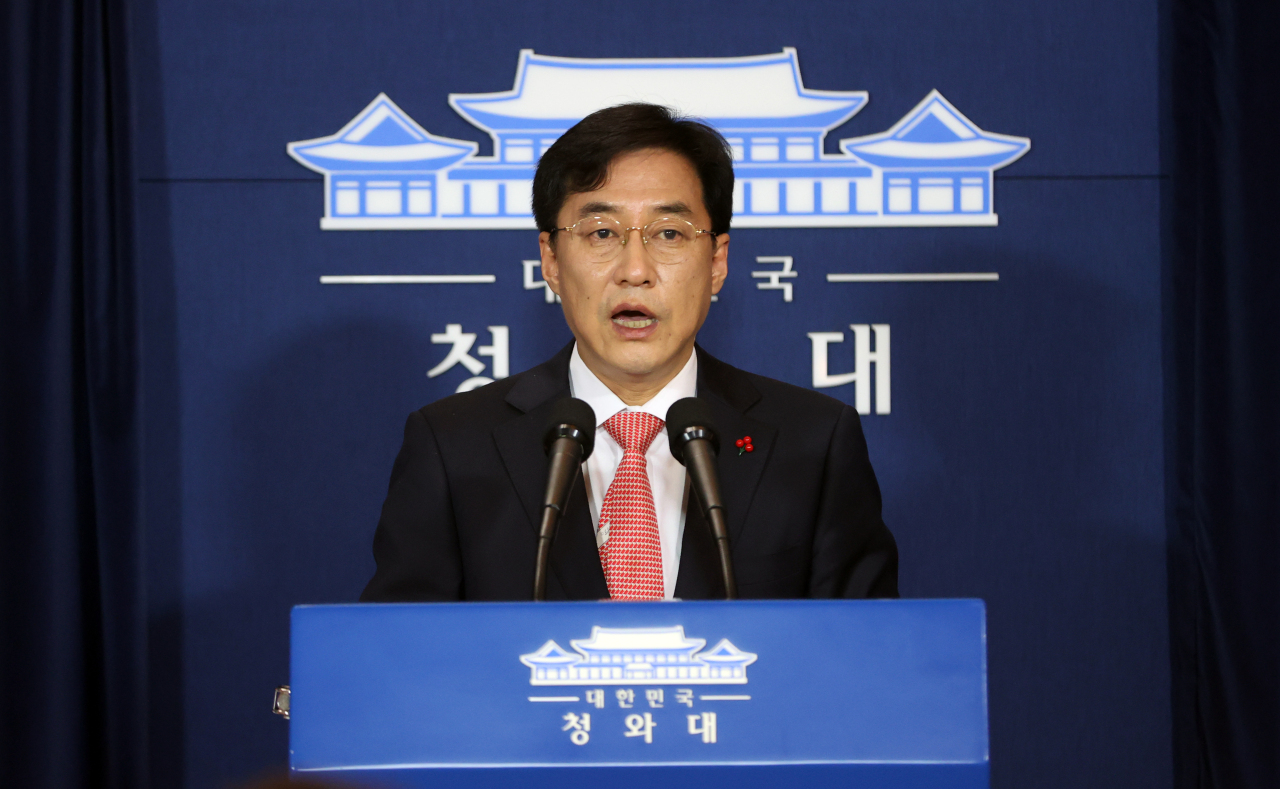 Presidential spokesman Kang Min-seok issues a statement on the Supreme Court ruling on former President Park Geun-hye, at Cheong Wa Dae in Seoul on Thursday. The top court upheld a 20-year sentence for Park on bribery and other charges, closing the legal process that gripped the country and ultimately removed her from office in 2017. (Yonhap)