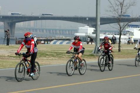 This photo shows a bicycle path along the Han River in Yeouido, Seoul, in April 2008, when the number of female centenarians residing in the capital stood at 350. (Ministry of Culture, Sports and Tourism)