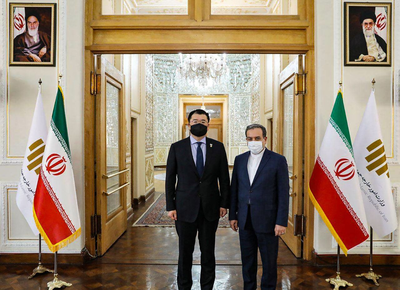 South Korea’s First Vice Foreign Minister Choi Jong-kun (left) meets with his Iranian counterpart Abbas Araghchi in Tehran, Iran, Jan. 10 2021. (Iranian Foreign Ministry-AFP)