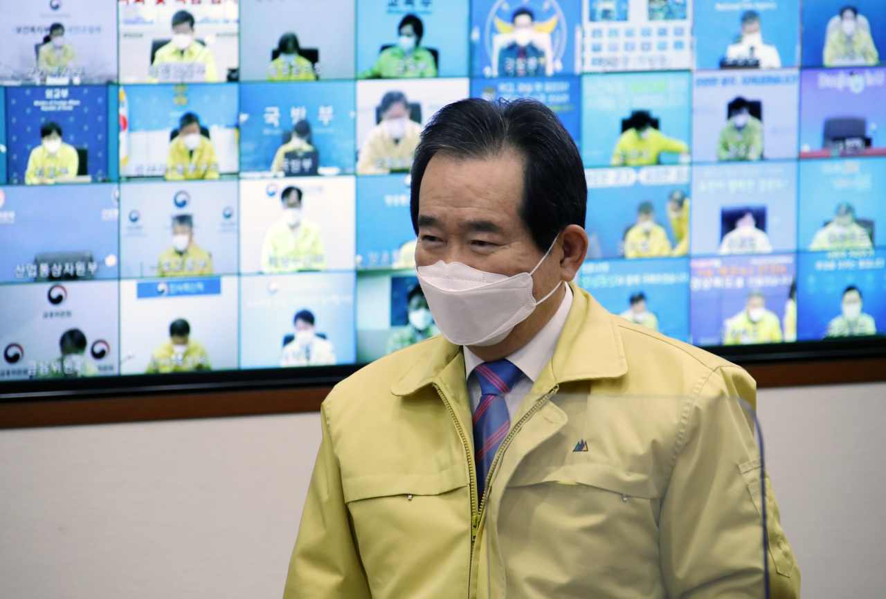 Prime Minister Chung Sye-kyun enters a meeting of the Central Disaster and Safety Countermeasure Headquarters held at the government complex in Seoul on Tuesday. (Yonhap)