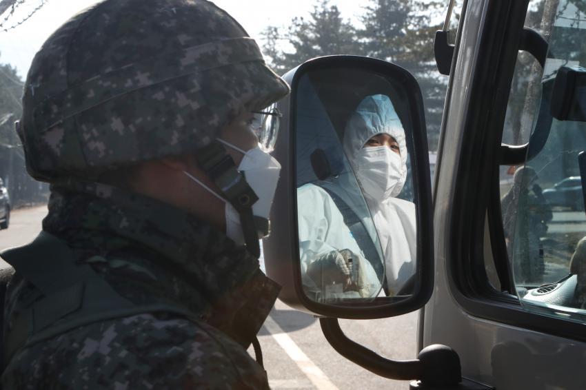 A service member checks a bus for quarantine work at an Army boot camp in the northern county of Yeoncheon on Nov. 26, 2020, after dozens of newly enlisted soldiers tested positive for the new coronavirus. (Yonhap)