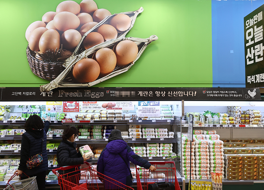 Shoppers pick eggs at a supermarket in Seoul on Wednesday. (Yonhap)