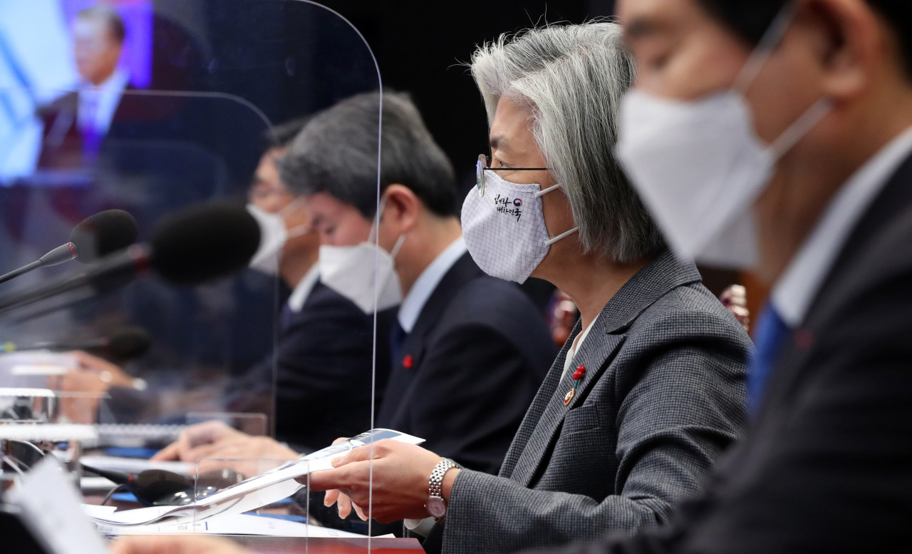 Foreign Minister Kang Kyung-wha (center) attends a National Security Council meeting at Cheong Wa Dae on Thursday. (Yonhap) 