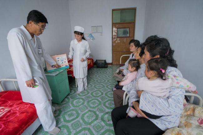 A North Korean paediatrician counsels mothers in Jongju City Hospital about care for their children. (UNICEF)