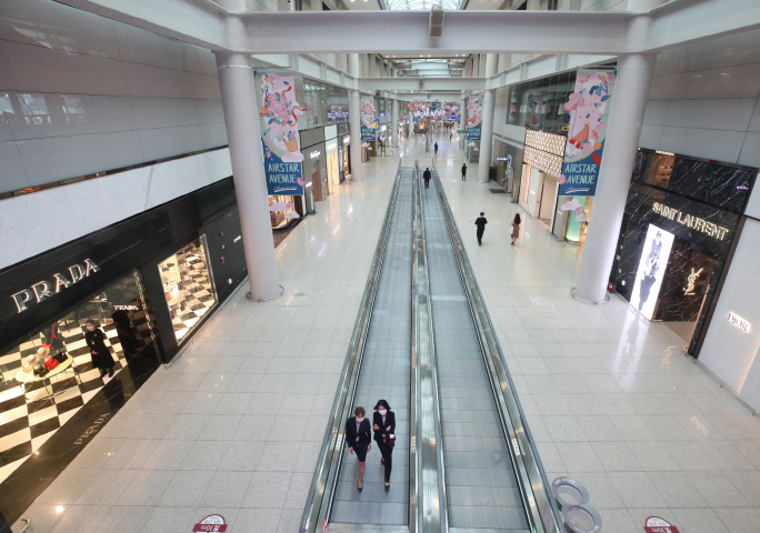 Duty-free stores at Terminal 1 of Incheon International Airport appear relatively empty on May 15, 2020. (Yonhap)