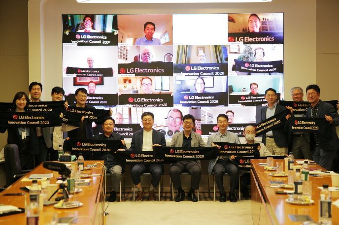 LG officials pose to celebrate launch of its Innovation Council, dedicated to discovering future technologies, in 2020.