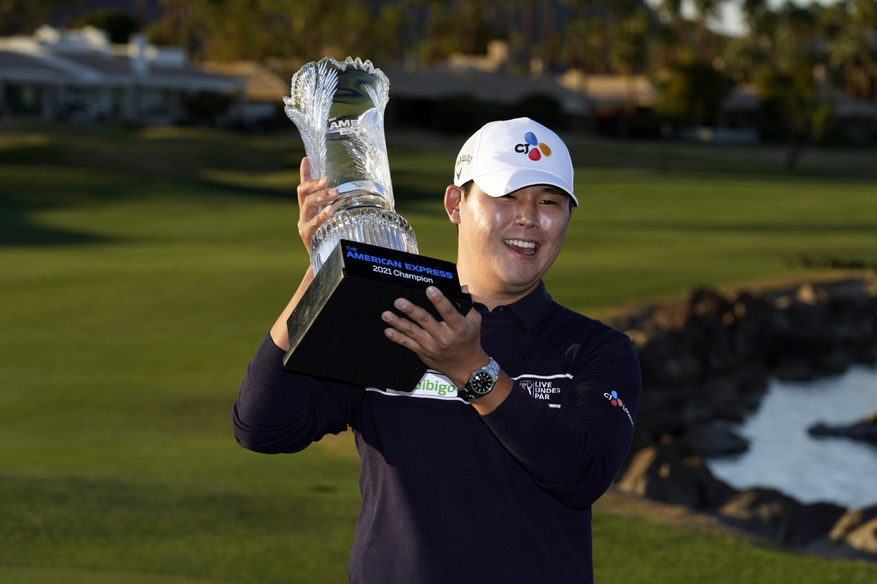 Kim Si-woo holds the winner’s trophy after the American Express golf tournament on the Pete Dye Stadium Course at PGA West in La Quinta, California, Sunday. (AP-Yonhap)