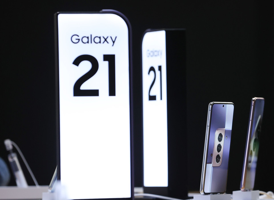 This photo taken on Jan. 15, 2021, shows Samsung Electronics Co.'s Galaxy S21 smartphone displayed at a store in Seoul. (Yonhap)