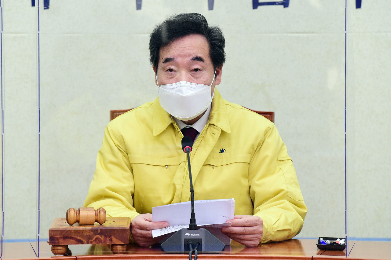 Rep. Lee Nak-yon, the leader of the ruling Democratic Party, speaks in a party leadership meeting held at the National Assembly Complex in Seoul on Monday. (Yonhap)