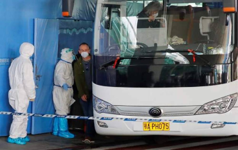 중국 우한 도착해 버스 오르는 WHO '코로나19 기원' 조사팀 (우한 로이터-연합뉴스)