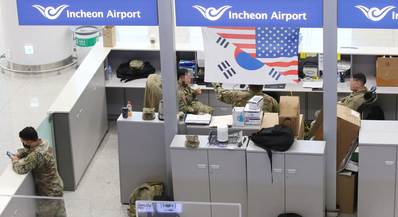 This photo, taken on Tuesday, shows US service members at Incheon airport, west of Seoul. (Yonhap)