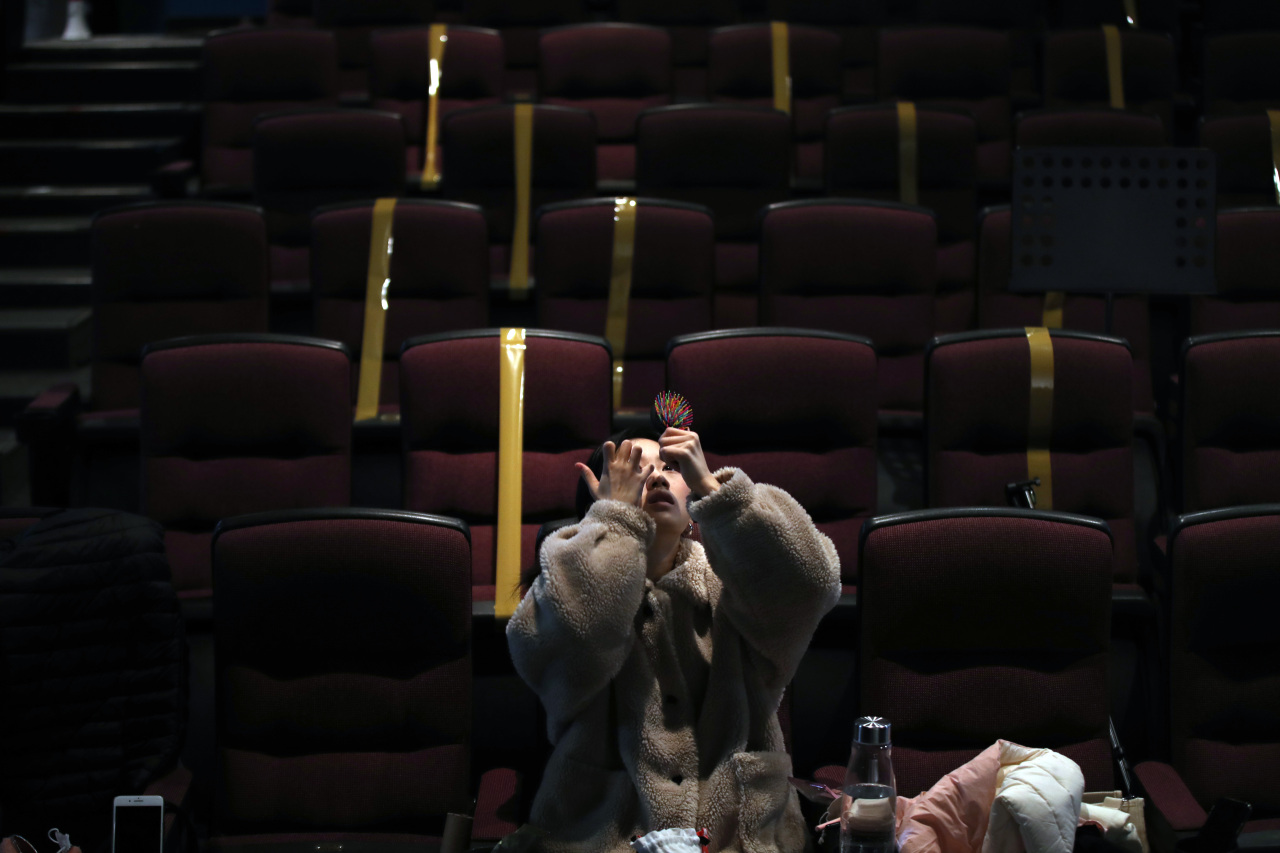 A performing artist fixes makeup at Myungbo Art Cinema in Seoul on Jan. 27. (Yonhap)